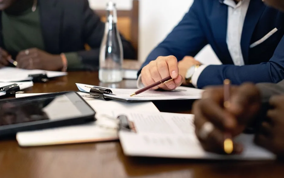 Réunion autour d’une table pour cadrer les objectifs d’un partenariat